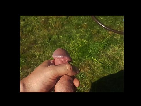 ❤️ Žhavá kočička si nechá ošukat růžovou kundičku a udělá se squirtem v letní zahradě. Domácí porno u cs.porn33.top ☑